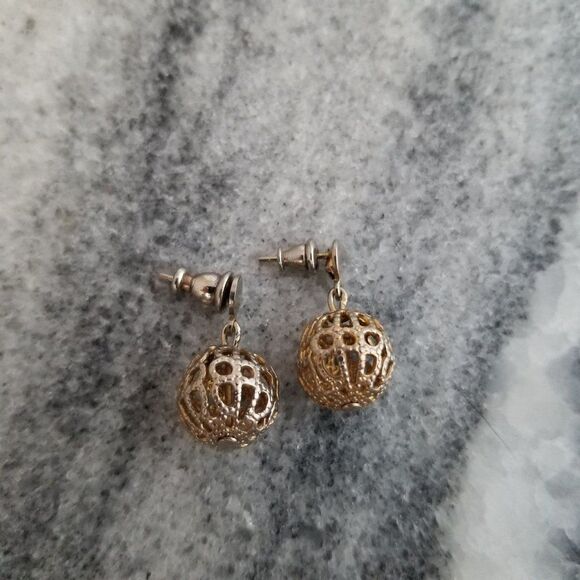 Vintage Filigree Orb Post Earrings, Small Drops, Silver Tone Estate - Picture 2 of 4